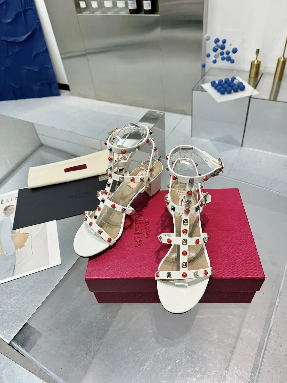👟👟Ex-factory price 520👟👟 Valentino classic sandals with rivets ✔️Fashionable thick heel 9.5cm ✔️Mixed-breed sheepskin upper ✔️Mixed-breed sheepskin lining and foot pads ✔️Italian yellow cowhide outsole texture is clear and consistent with the counter ✔️Code number 35-40 (34, 41, 42 can be customized and not returned)
